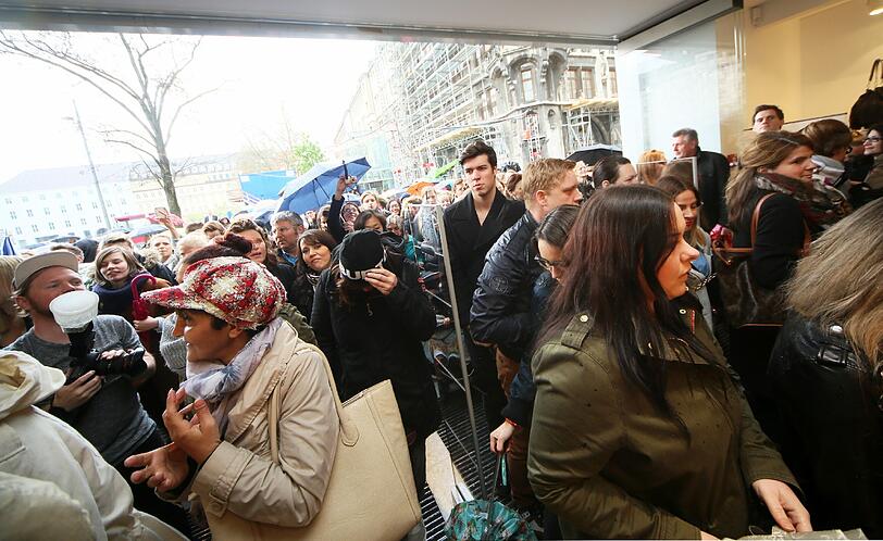 Andrang bei der Eröffnung des H&M in der Weinstraße. Die Bilder vom Opening des Flagshipstore.