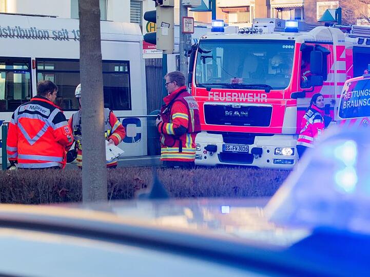 Rund 20 Kinder standen nach dem Unfall unter Schock und wurden von Sanitätern betreut.