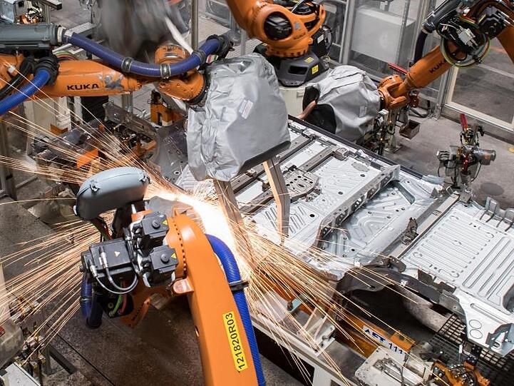 VW nimmt die Autoproduktion in Zwickau schrittweise wieder auf.