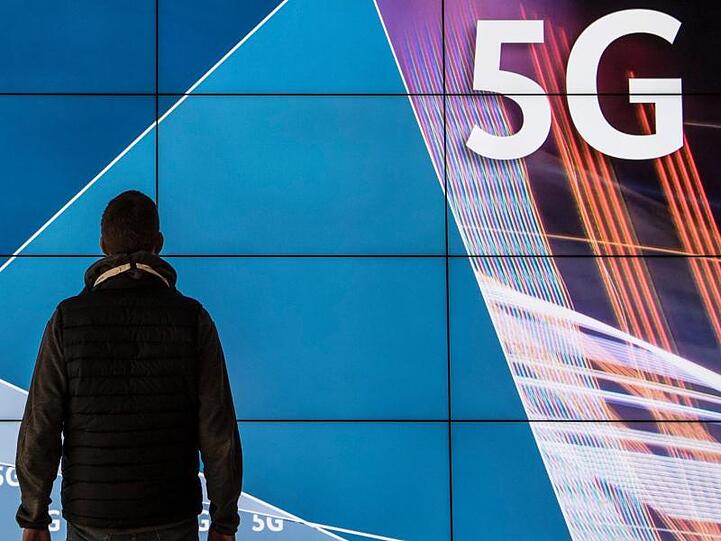 Die Bundesnetzagentur versteigert 41 5G-Frequenzblöcke an verschiedene Anbieter.