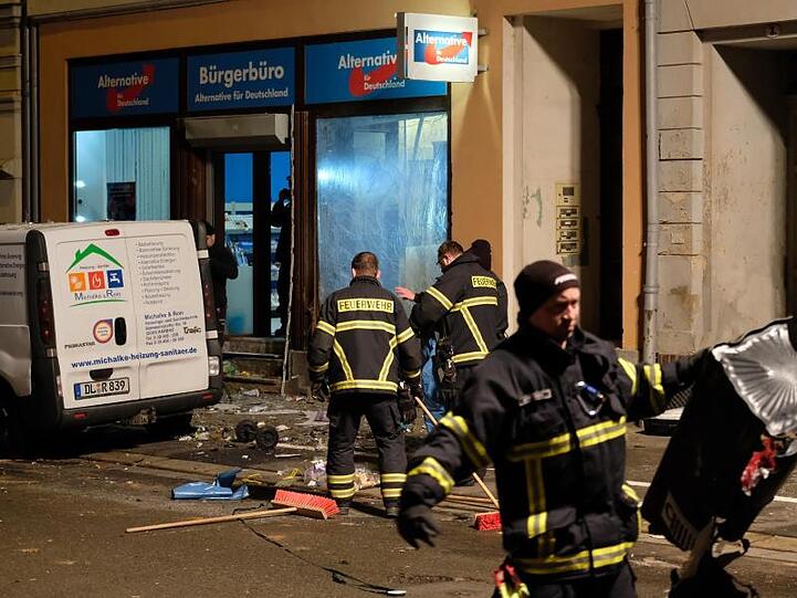 Einsatzkräfte arbeiten in der Bahnhofstraße nach einer Explosion in Höhe des Bürgerbüros der AfD. Vor einem AfD-Büro im sächsischen Döbeln hat es eine Explosion gegeben.