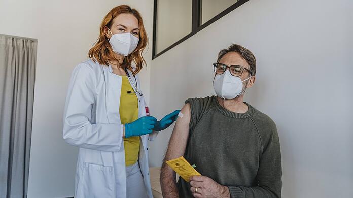 Eine Hausärztin impft ihren Patienten. Bis Sonntag wurden im Freistaat laut Gesundheitsministerium - in Praxen und Impfzentren - insgesamt 6375.380 Spritzen gegen das Coronavirus gesetzt.