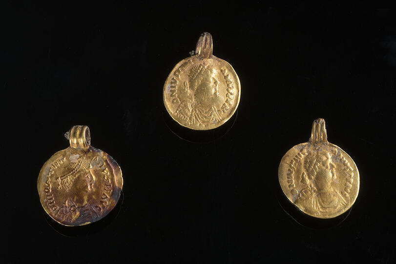 Goldbrakteaten von einer Kette mit Münzbild Kaiser Justinians.
