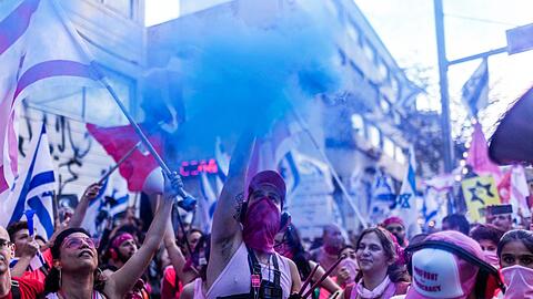 Trotz eines vorübergehenden Stopps der umstrittenen Justizreform haben in Israel landesweit erneut Tausende Menschen protestiert.