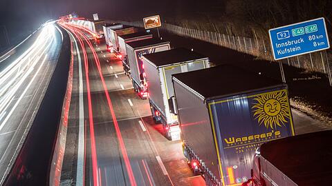 Lastwagen auf der Autobahn A93 vor der bayerisch-österrreichischen Grenze in Fahrtrichtung Österreich.