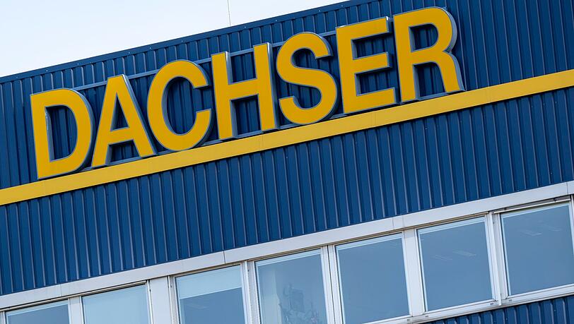 Der Schriftzug "Dachser" ist auf dem Dach der Dachser Group SE & Co. KG angebracht.