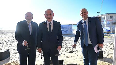 Der israelische Ministerpräsident Benjamin Netanjahu (M) bei der Grundsteinlegung für eine Promenade, die nach US-Präsident Donald Trump benannt ist.