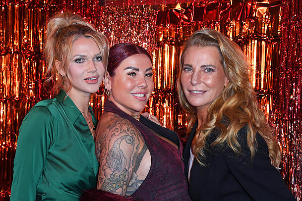 Auch Sara Kulka (li.), Kate Merlan (M.) und Giulia Siegel (re.) zählen zum Cast von "Die Abrechnung". Sie wurden ebenfalls bei den Dreharbeiten mit einem Promi-Feind überrascht.
