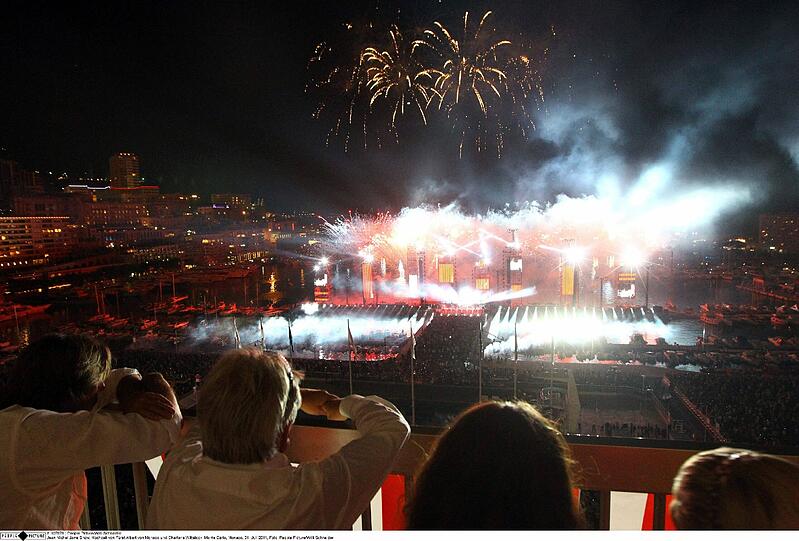 DIE KOSTEN Ein Feuerwerk beendet die Feierlichkeiten in Monaco. Die Fürstenhochzeit soll rund acht Millionen Euro gekostet haben.