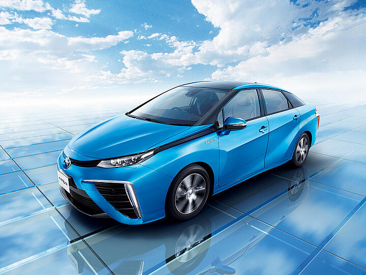 Sicheren und grünen Fahrspaß ohne Kompromisse soll das Brennstoffzellenfahrzeug Mirai bieten. Markteinführung in Europa ist nächstes Jahr.