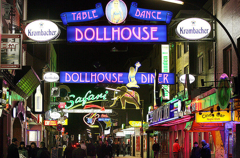 Ein spontaner Besuch auf der Reeperbahn kam einen Touristen aus Germering teuer zu stehen.