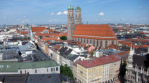 Die Frauenkirche in M&uuml;nchen ist das Wahrzeichen, doch wer diese von seiner Wohnung aus sehen will, muss zentrumsnah leben - und das kostet.