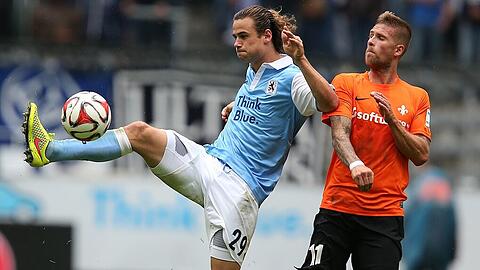 Vor zwei Jahren noch im 1860-Trikot: Yannick Stark gegen seinen späteren Teamkollegen Tobias Kempe vom SV Darmstadt 98.