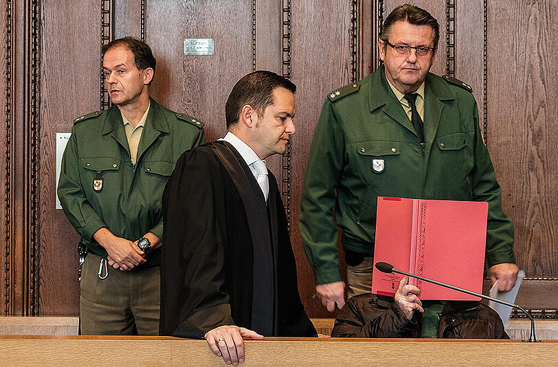 Der Angeklagte beim Prozessauftakt in Nürnberg.