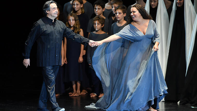 Der Dirigent Riccardo Muti mit Anna Netrebko nach der "Aida"-Generalprobe. Der Dirigent Riccardo Muti mit Anna Netrebko nach der "Aida"-Generalprobe.