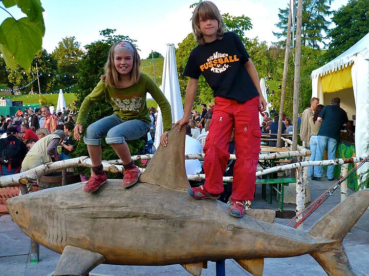 Wenn Magdalena und Ludwig mit ihrer Mutter zu Besuch in München sind, steht das Tollwood für sie ganz oben auf dem Programm.