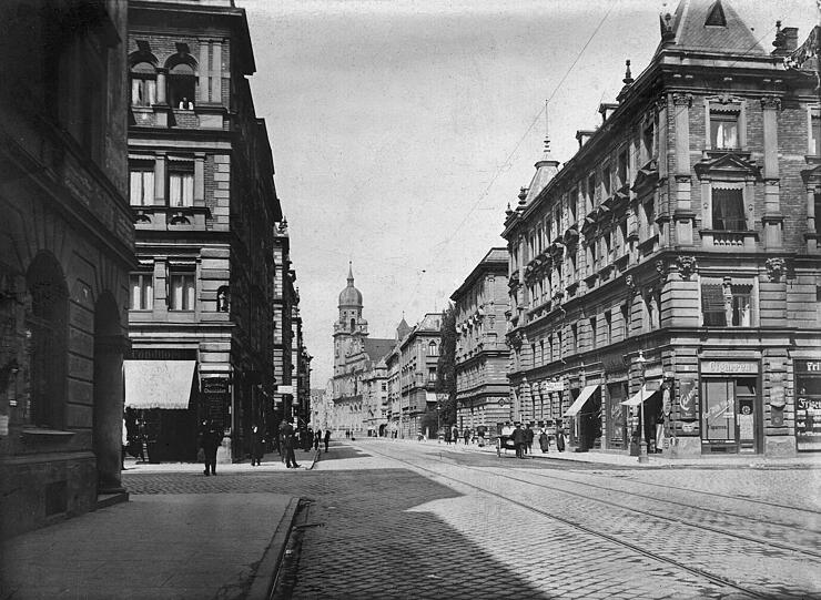 Der Blick von der querenden Schelling- in die Augustenstraße um 1910: Hinten ist die von Hans Schurr entworfene Josephskirche erkennbar.