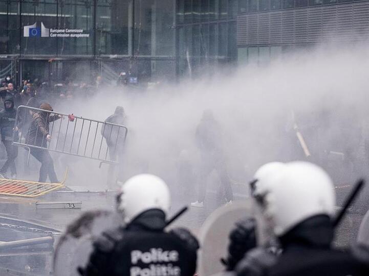 Nach einer Demonstration rechter Gruppen gegen den UN-Migrationspakt ist die Polizei in Brüssel mit Tränengas und einem Wasserwerfer gegen Gewalttäter vorgegangen.