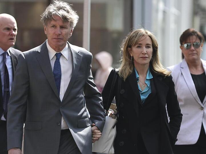 Felicity Huffman kommt mit ihrem Bruder Moore Huffman Jr. zum Bundesgericht.