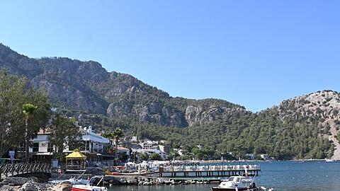 Der kleine Hafen des Touristenorts Marmaris in der Provinz Mugla. Einwohner des Ortes haben erst kürzlich tagelang gegen die Flammen in den umliegenden Bergen gekämpft, um den Ort zu schützen.