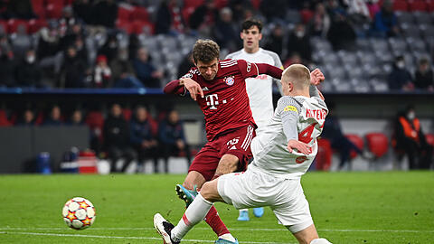 Münchens Thomas Müller (l) erzielt neben Salzburgs Rasmus Kristensen das Tor zum 5:0.