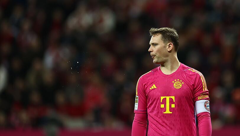 Münchens Torhüter Manuel Neuer spuckt während des Spiels.