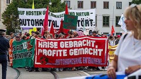 "Krise gebracht, Profite gemacht" steht unter anderem auf den Bannern der Aktivistinnen und Aktivisten.