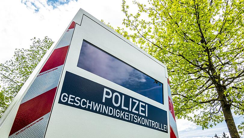Mobile Blitzer sind auch beim aktuellen Blitzermarathon verstärkt im Einsatz. Wie teuer es wird, wenn diese auslösen, ist im Bußgeldkatalog geregelt. Mobile Blitzer sind auch beim aktuellen Blitzermarathon verstärkt im Einsatz. Wie teuer es wird, wenn diese auslösen, ist im Bußgeldkatalog geregelt.