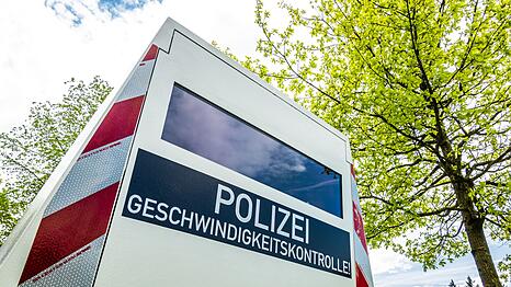 Mobile Blitzer sind auch beim aktuellen Blitzermarathon verst&auml;rkt im Einsatz. Wie teuer es wird, wenn diese ausl&ouml;sen, ist im Bu&szlig;geldkatalog geregelt.