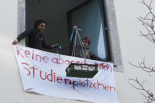 Versorgung von Draußen: Weil die Tore der LMU seit dem 25. Dezember geschlossen sind, werden Lebensmittel durch die Fenster zu den Besetzern geschmuggelt. Foto: M. Schlüter