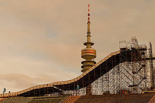 Die Startrampe der 353 Meter langen eisigen Rennstrecke: 15 Meter hoch und ziemlich steil.