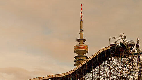 Die Startrampe der 353 Meter langen eisigen Rennstrecke: 15 Meter hoch und ziemlich steil. Die Startrampe der 353 Meter langen eisigen Rennstrecke: 15 Meter hoch und ziemlich steil.