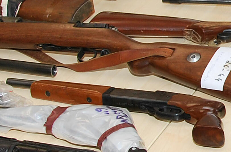 Angst vor einem neuen Weltkrieg: Ein 59-Jähriger hat Maschinenpistolen, Gewehre und Sprengstoff in einem selbstgebauten Bunker gehortet.