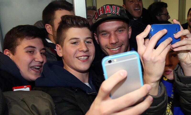 So wurde Lukas Podolksi am Mailänder Flughafen von den Fans empfangen.