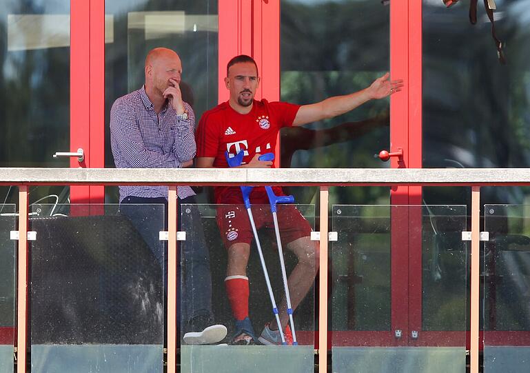 Franck Ribery (r.) kann beim Auftakttraining des FC Bayern lediglich mit Gips und Krücken an der Seite von Sportvorstand Matthias Sammer zuschauen.