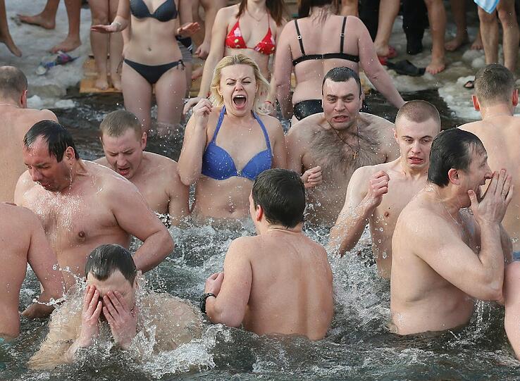 Auch in Charkiw springen die Menschen ins Wasser.