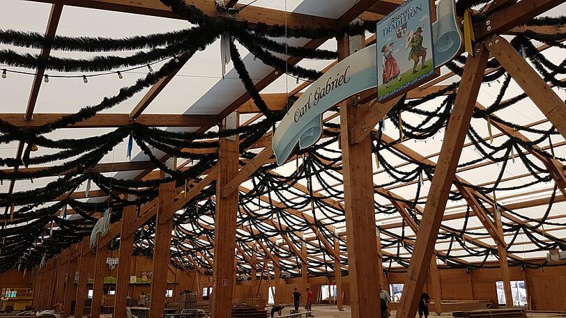 Das Festzelt Tradition auf der Oidn Wiesn von Innen.