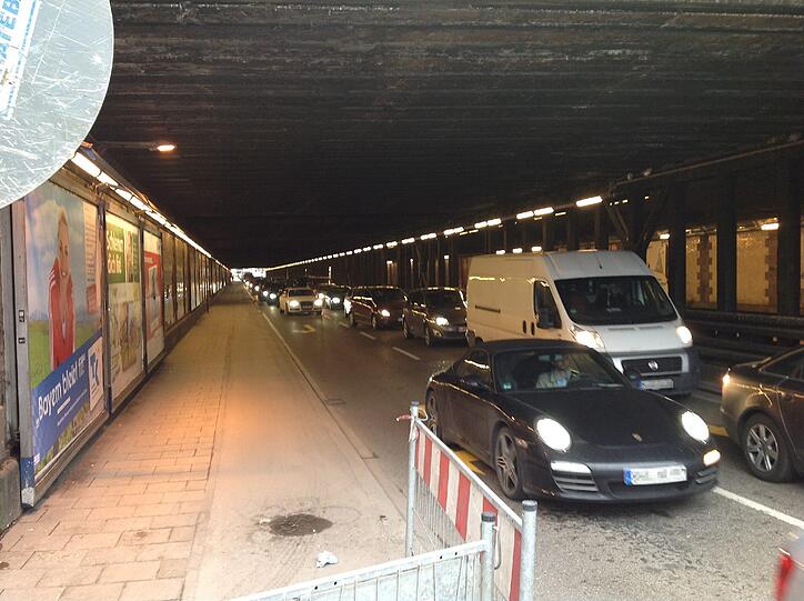 In alle Richtungen mussten sich die Autofahrer in Geduld üben.