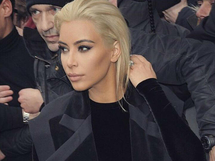 Neu-Blondine Kim Kardashian genießt die Aufmerksamkeit auf der Fashion Week in Paris