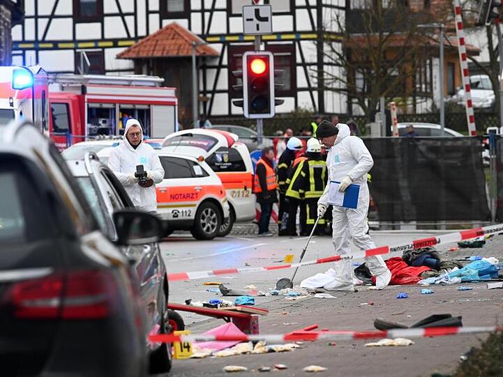 Einsatzkräfte sichern an der Unfallstelle in Volkmarsen Spuren.