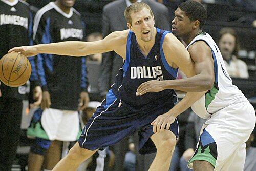 "Das war nicht meine Nacht": Dirk Nowitzki (li.) enttäuschte im dritten Saisonspiel gegen Cleveland auf ganzer Linie - und verlor mit seinen Dallas Mavericks zum zweiten Mal in dieser Saison.