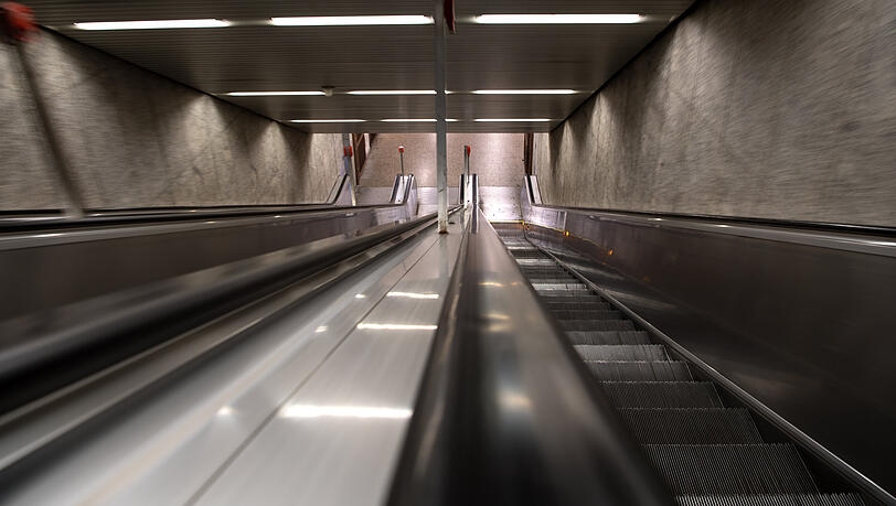 Der 88-J&auml;hrige st&uuml;rzte auf der Rolltreppe des U-Bahnhofs Laimer Platz. (Symbolbild)