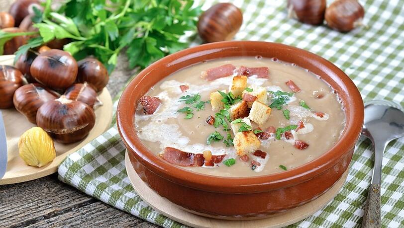 Dieses Rezept verwandelt Maronen in eine herrlich samtige Suppe. Dieses Rezept verwandelt Maronen in eine herrlich samtige Suppe.