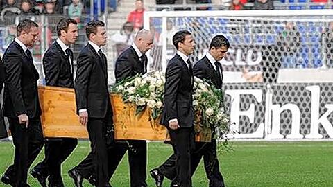 Die Spieler von Hannover 96 tragen bei Robert Enkes Beisetzung den Sarg ihres verstorbenen Mannschaftskollegen. Jetzt soll es mit der Trauer vorbei sein. Die 96-Chefs verlangen Leistung.