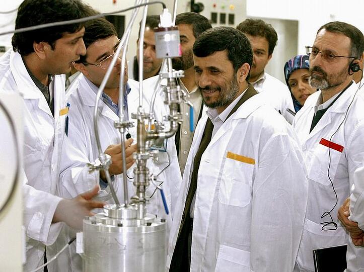Irans Präsident Mahmud Ahmadinedschad besucht die Urananreicherungsanlage in Natans. (Archivbild)