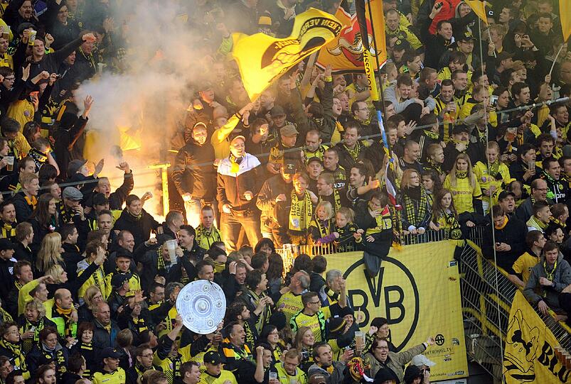 Spielerfrauen stürmen den Rasen, Klopp knutscht alle: Die Dortmunder lassen's krachen. Die Bilder von der BVB-Party