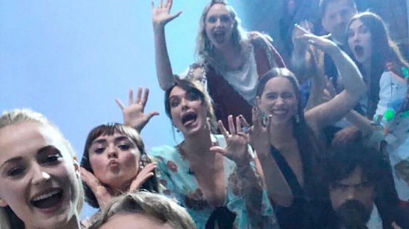 Wiedersehen macht Freude: Die "Game of Thrones"-Stars um Peter Dinklage beim Selfie