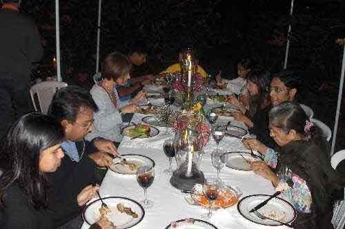 Abendessen mit Familienanschluss, Foto: T. Boolakee