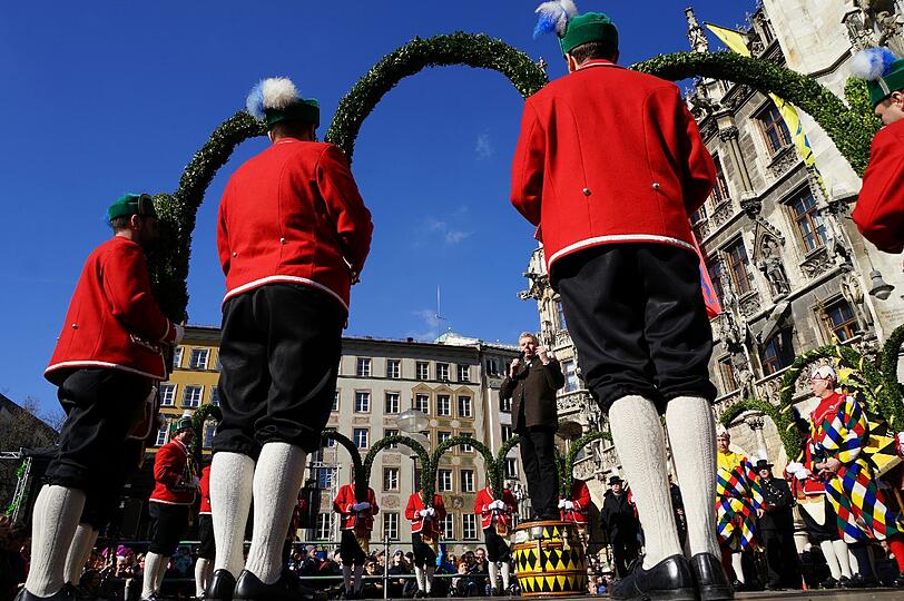 Laube, Kreuz, Schlange und Krone - das sind nur einige der Formationen, die die Schäffler auf Lager haben. Hier die Bilder vom traditionellen Tanz am Marienplatz vor Oberbürgermeister Dieter Reiter und später am Wittelsbacherplatz.