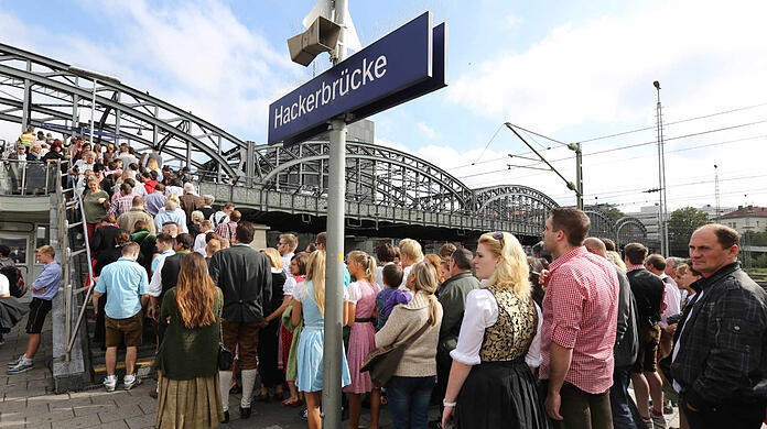 Viele S-Bahnfahrgäste steigen an der Hackerbrücke aus, um auf die Wiesn zu kommen. (Archivbild)